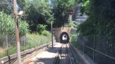 Barselona, İspanya, arka planda ağaçlar olan tren yolu.