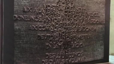 Barselona, İspanya, bir binanın yan tarafındaki metne yakın çekim.