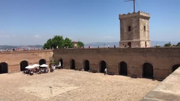 Barcelona, Spanien, 20. Juni 2019, Eine Gruppe von Menschen steht vor einem Gebäude — Stockvideo