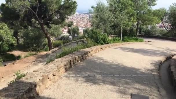Barcelona, Spanien, En grusväg intill ett träd — Stockvideo