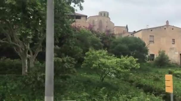 Barcelona, Spanyolország, egy ház, bokrokkal az épület előtt — Stock videók