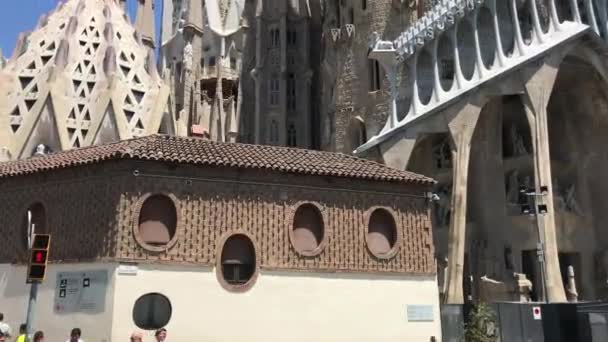 Barcelona, Španělsko, 20. června 2019, Skupina lidí před budovou — Stock video