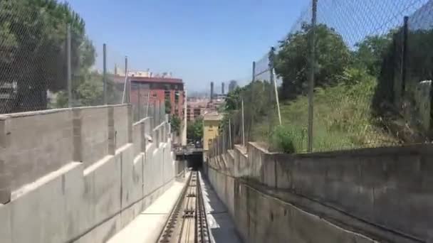 Barcelona, Spanje, Een trein over een brug — Stockvideo