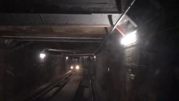 Barcelona, Spanyolország, A vonat egy acélpályán — Stock videók