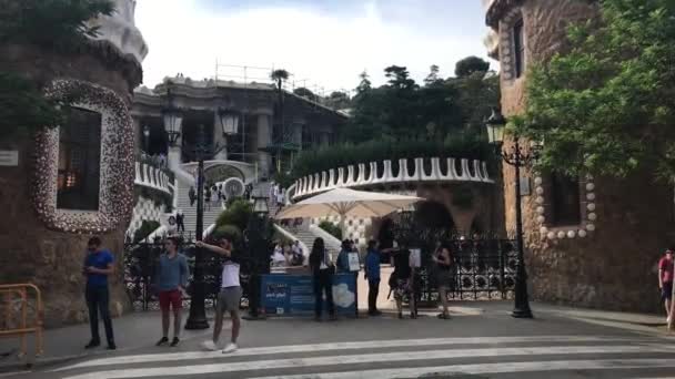 Barcelona, España, junio 20, 2019, Un grupo de personas caminando por una calle de la ciudad — Vídeos de Stock