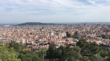 Barselona, İspanya, arka planda bir şehir olan büyük bir su kütlesi.