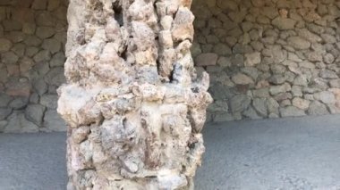 Barselona, İspanya, kaya duvarı olan taş bir bina.