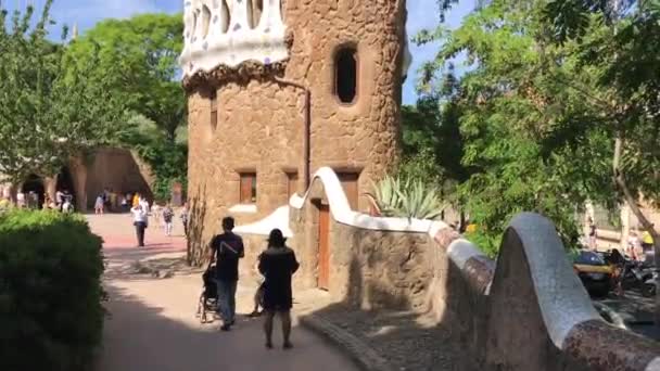 Barcelone, Espagne, 20 juin 2019, Un groupe de personnes marchant devant une statue — Video