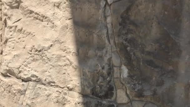 Barcelona, Spanien, Ein Steingebäude mit einem Schild auf einem Felsen — Stockvideo