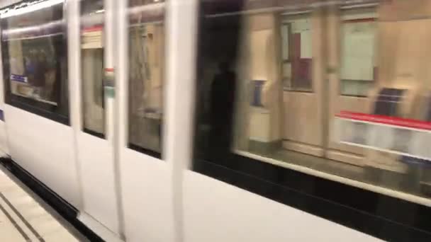 Barcelona, Espanha, 20 de junho de 2019, Um trem de metrô em uma estação de trem — Vídeo de Stock