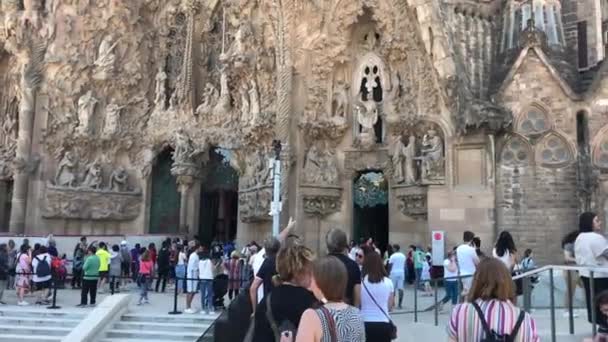 Barcellona, Spagna, 20 giugno 2019, Un gruppo di persone cammina davanti a un edificio — Video Stock