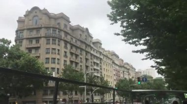 Barselona, İspanya. Binanın önüne park etmiş çift katlı bir otobüs.