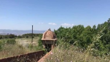 Barselona, İspanya. Çimen tarlası olan bir bina