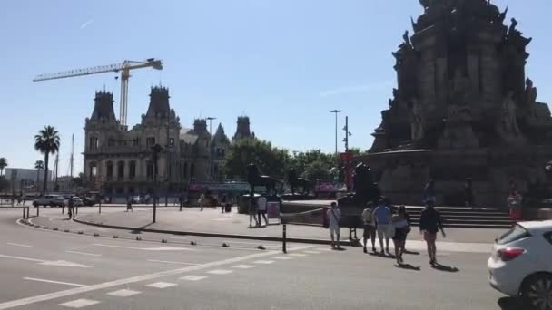 Barcelona, España. 20 de junio de 2019: los turistas cruzan la carretera — Vídeo de stock