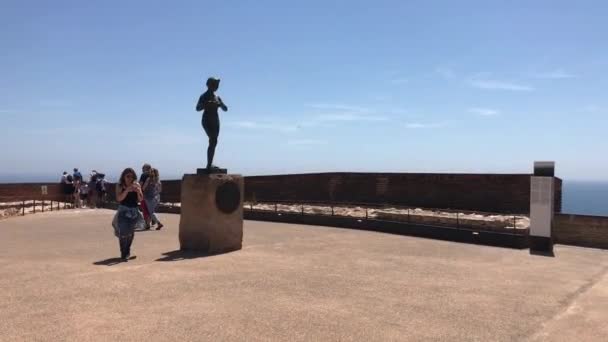 西班牙巴塞罗那。2019年6月20日：一个男人的雕像 — 图库视频影像
