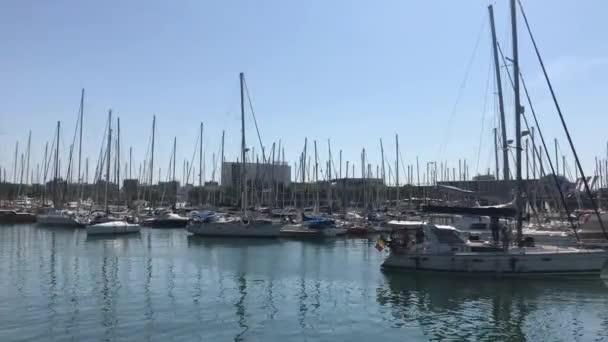 Barcelona, España. Un barco está atracado junto a un cuerpo de agua — Vídeo de stock