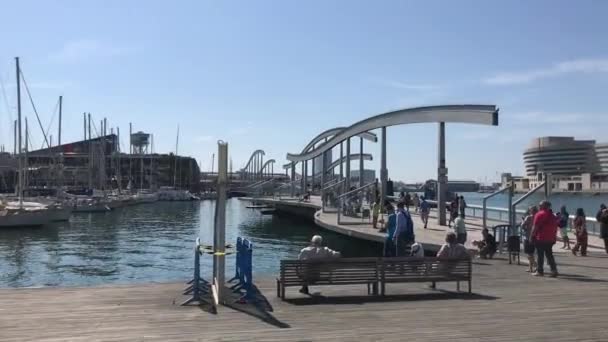 Барселона, Испания. 20 июня 2019: Группа людей, сидящих на причале — стоковое видео