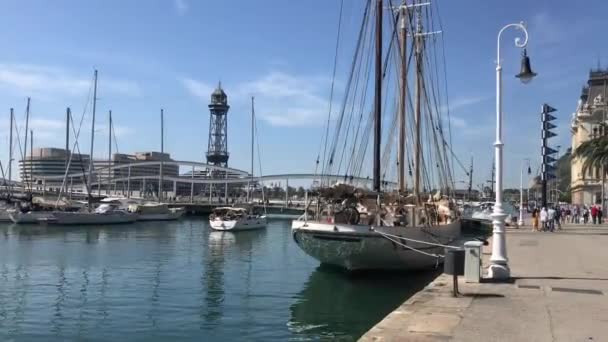 Barcelona, España. Un barco está atracado junto a un cuerpo de agua — Vídeo de stock