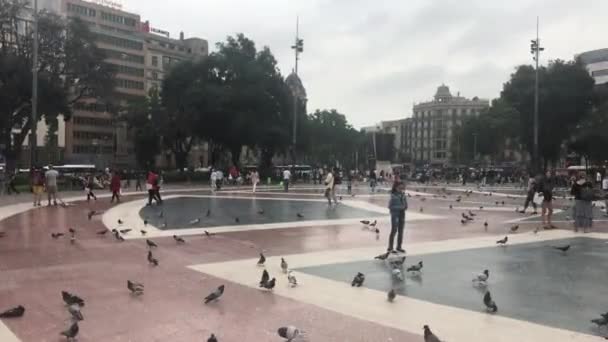 Barcelona, Spanyolország. 2019. június 20.: Emberek egy csoportja sétál a város utcáján — Stock videók