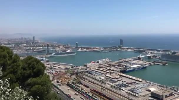 Barcelona, Spanien. Vatten bredvid staden — Stockvideo