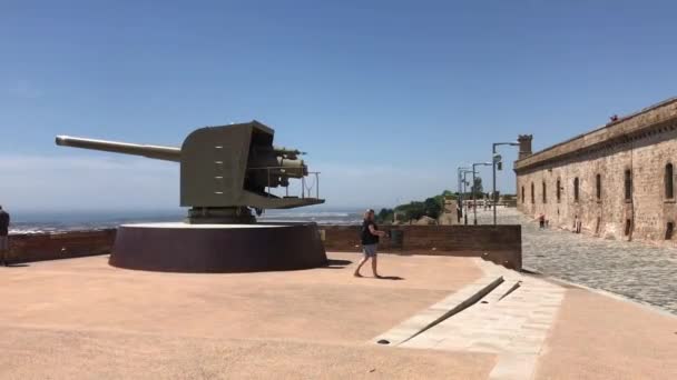 Barcelona, Spanje. 20 juni 2019: Een vliegtuig bovenop een gebouw — Stockvideo