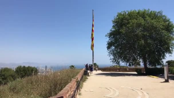 Barcelone, Espagne. Un panneau sur le côté d'un chemin de terre — Video