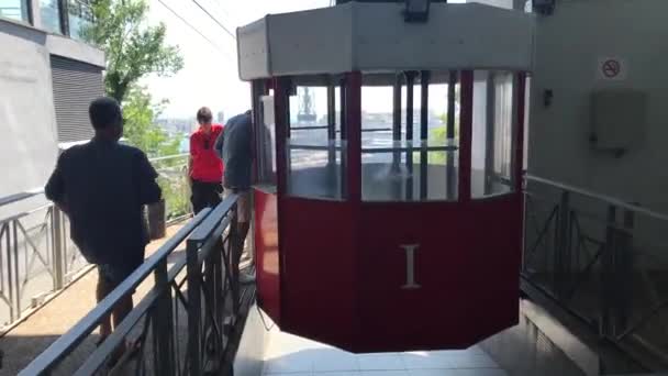 Barcelona, Spanien. 20 juni 2019: En man står framför en byggnad — Stockvideo