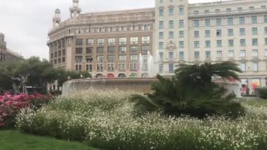 Barselona, İspanya. Binanın önünde bir heykel.