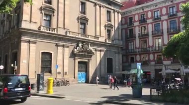 Barselona, İspanya. 20 Haziran 2019: Bir grup insan bir şehir caddesinde yürüyor