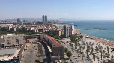 Barselona, İspanya. Arkasında bir şehir olan büyük bir su kütlesi.