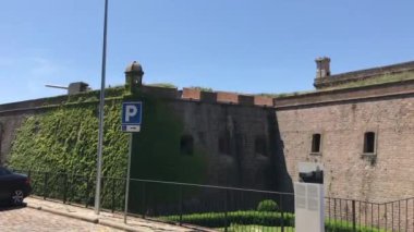 Barselona, İspanya. Binanın yan tarafında bir tabela.