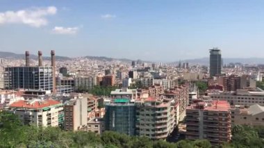 Barselona, İspanya. Arka planda yüksek binalar olan bir şehir manzarası