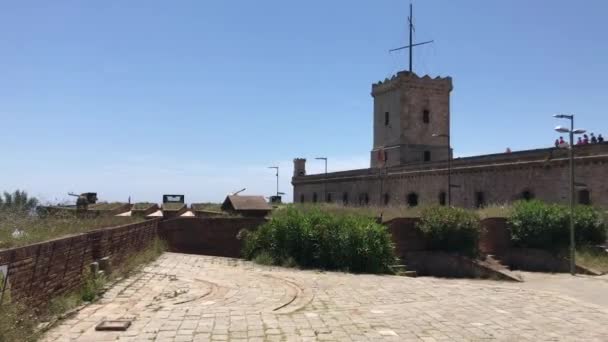 Barcelona, España. Un gran edificio de ladrillo — Vídeos de Stock