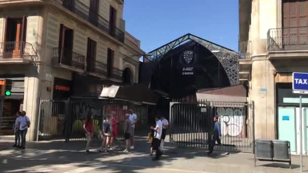 Barcelona, Spanje. 20 juni 2019: Een groep mensen loopt voor een gebouw — Stockvideo