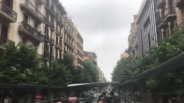 Barcelona, Španělsko. 20. června 2019: Skupina lidí kráčejících po městské ulici — Stock video