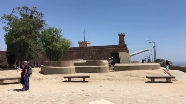 Barcelona, Spanien. 20 juni 2019: turister går runt fästningen — Stockvideo