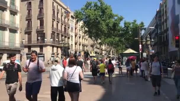 Barcelona, Španělsko. 20. června 2019: Skupina lidí kráčejících po ulici La Rambla v Barceloně — Stock video