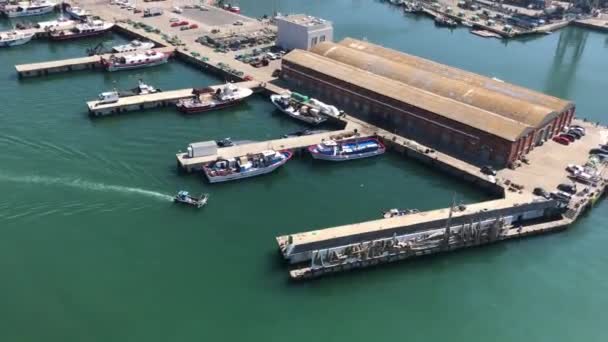 Barcelona, Spain. A boat in the water — Stock Video