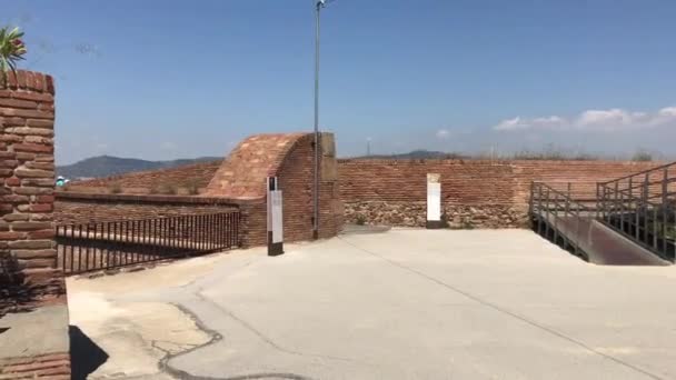 西班牙巴塞罗那。带有平台的坚固墙 — 图库视频影像
