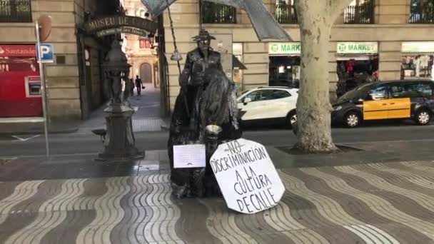 Barcelona, Spanyolország. 2019. június 20.: Egy halom szórólap a város utcáján — Stock videók