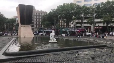 Barselona, İspanya. 20 Haziran 2019: Kaldırımda bir grup insan