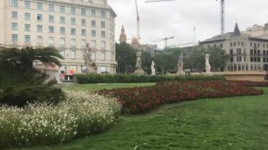 Barselona, İspanya. Binanın önünde büyük bir çim.