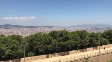 Barselona, İspanya. Dağın yakınındaki tren raylarından geçen bir tren.