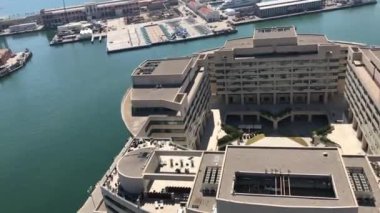 Barselona, İspanya. Suda büyük bir gemi.