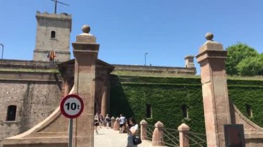 Barselona, İspanya. 20 Haziran 2019: Bir grup insan bir binanın önünde yürüyor