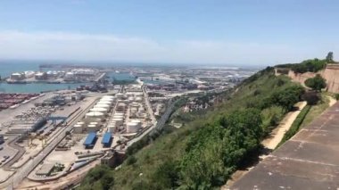 Barselona, İspanya. Bir tren yolun kenarına park edilmiş.