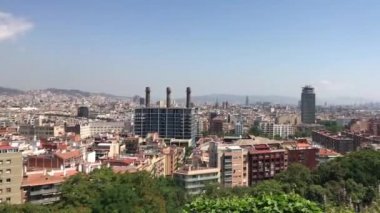 Barselona, İspanya. Arka planda yüksek binalar olan bir şehir manzarası
