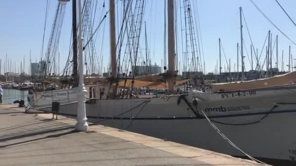 Barcelona, España. Un barco atracado en un muelle — Vídeo de stock