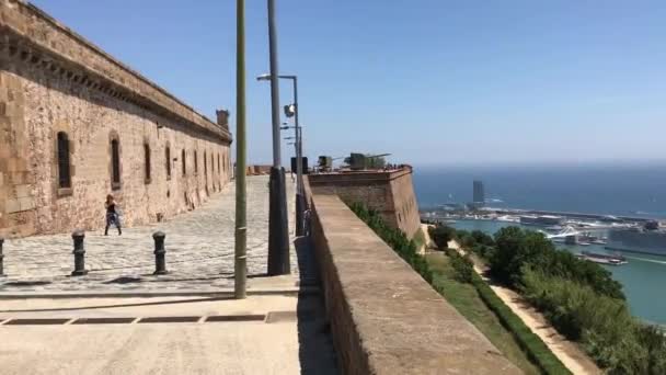 Barcelona, Spanje. 20 juni 2019: Een stenen gebouw — Stockvideo