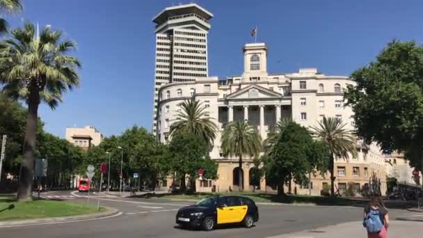 Barcelona, Spanje. 20 juni 2019: Een groep mensen loopt voor een gebouw — Stockvideo